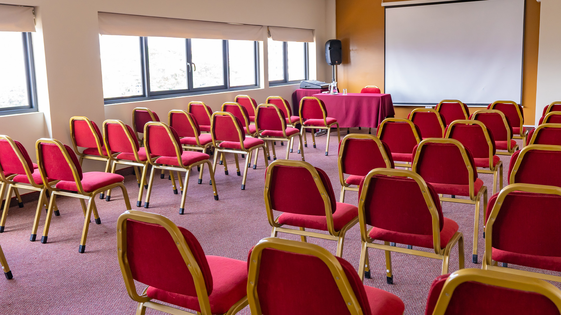 Capacidad máxima: 60 Personas