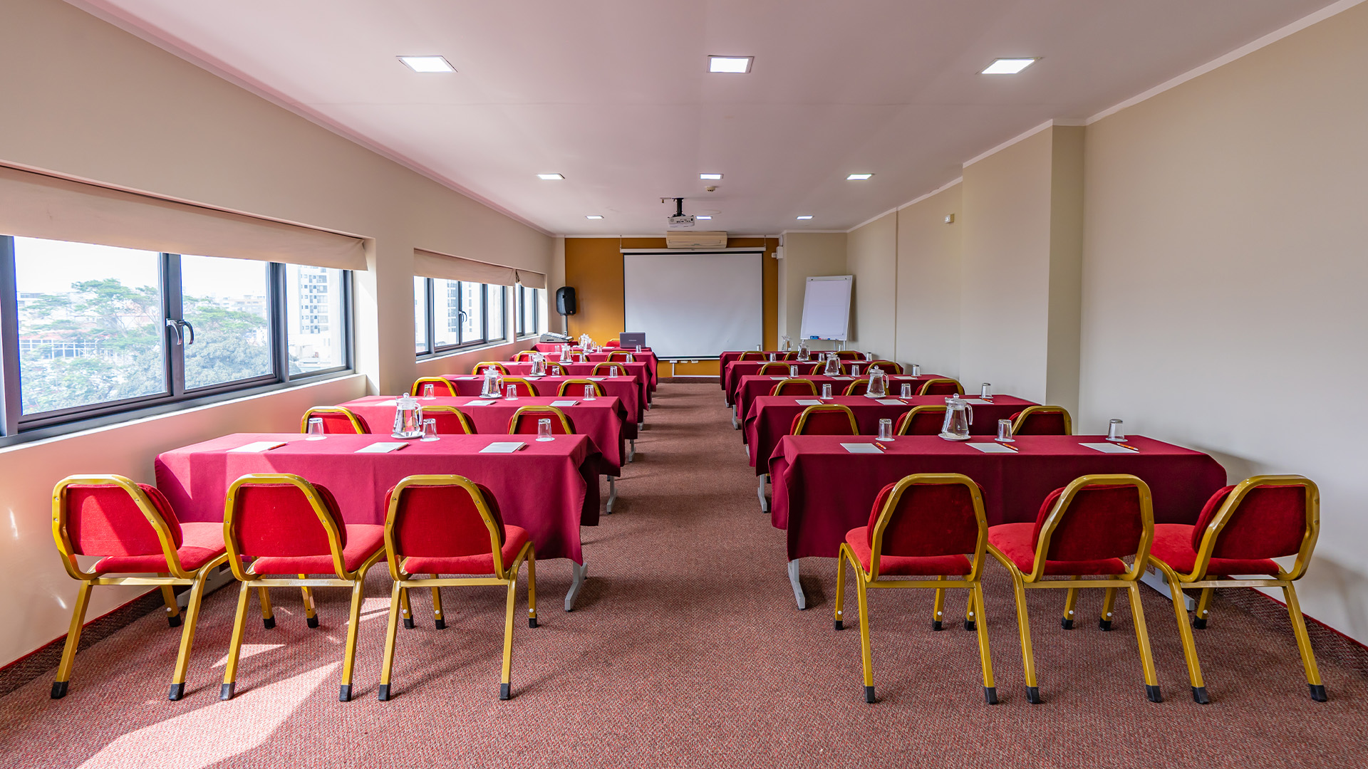 Capacidad máxima: 34 Personas